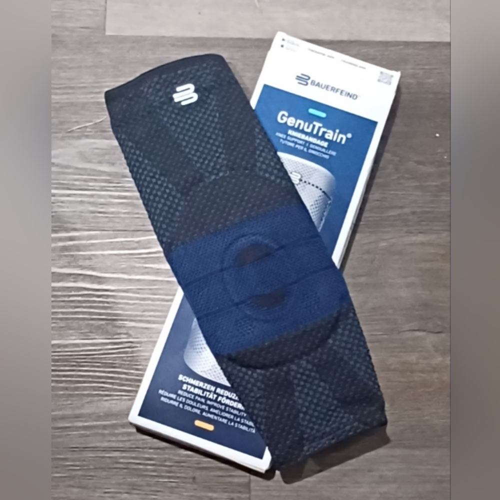 Bauerfeind GenuTrain Compression Knee Sleeve with Blue Support Panel - Picture 4 of 4
